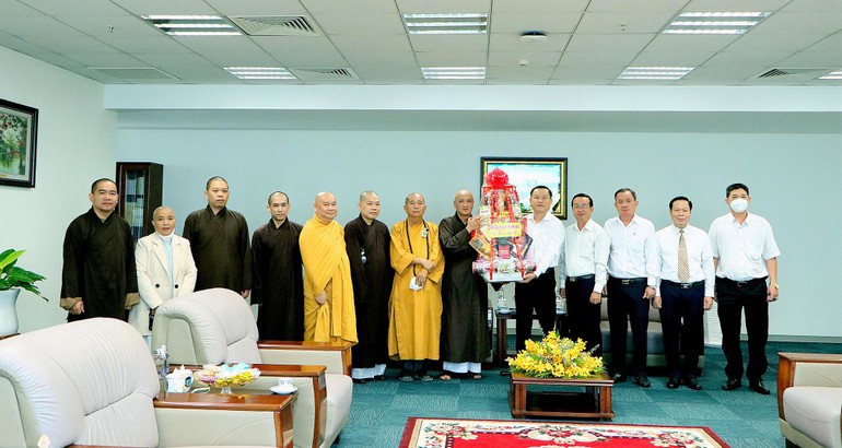 Hòa thượng Huệ Thông tặng quà chúc Tết đến lãnh đạo Tỉnh ủy tỉnh Bình Dương