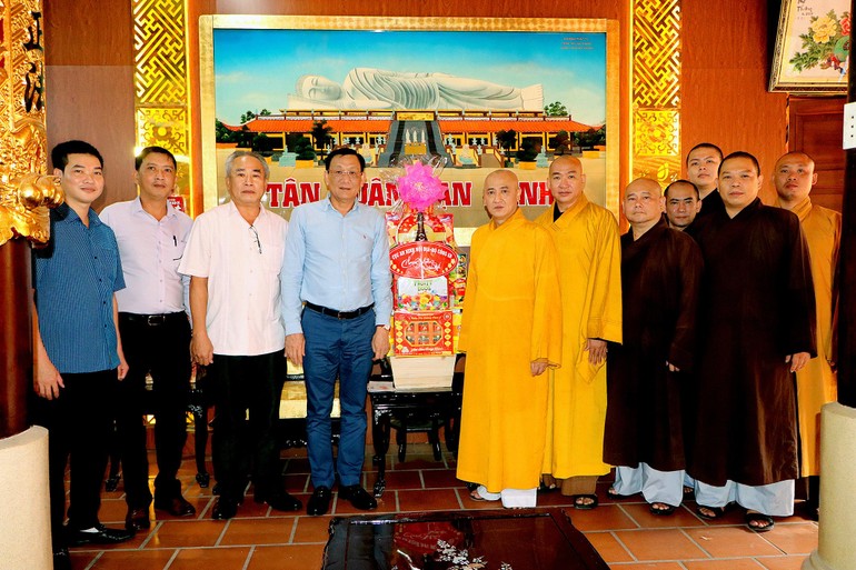 Thiếu tướng Phạm Ngọc Việt tặng quà xuân đến Hòa thượng Thích Huệ Thông và chư tôn đức