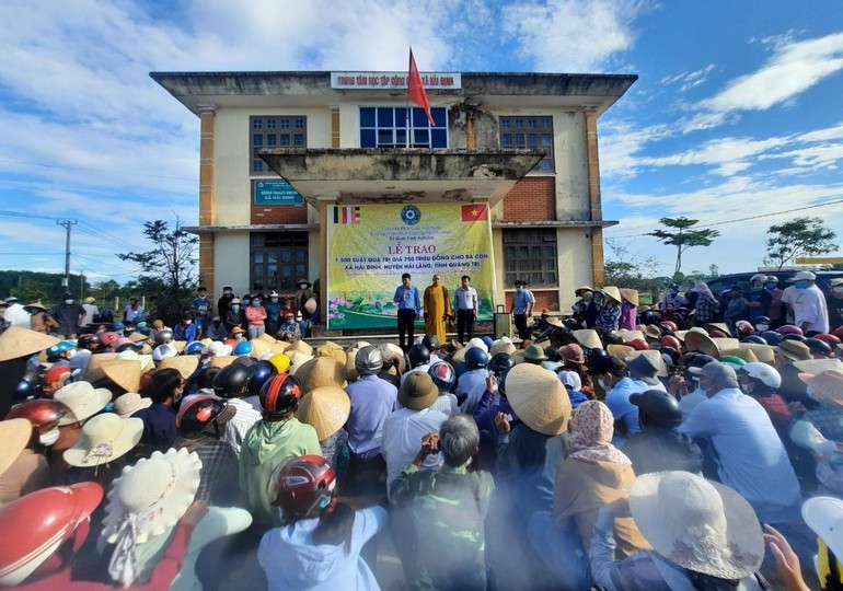Ban Từ thiện - Xã hội Phật giáo TP.HCM trao tặng 1.500 phần quà tại 3 ngôi làng ở Quảng Trị