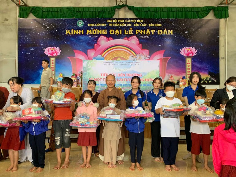 Chùa Liên Hoa cùng các nhóm thiện nguyện trao quà khuyến học cho học sinh 4 trường ở vùng cao Đắk Nông