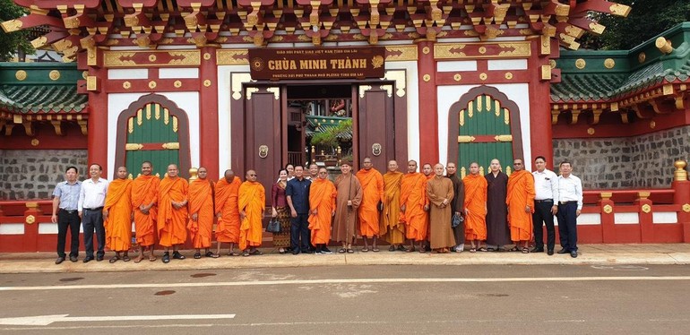 Đoàn chụp ảnh lưu niệm cùng chư tôn đức Ban Trị sự GHPGVN tỉnh Gia Lai tại chùa Minh Thành