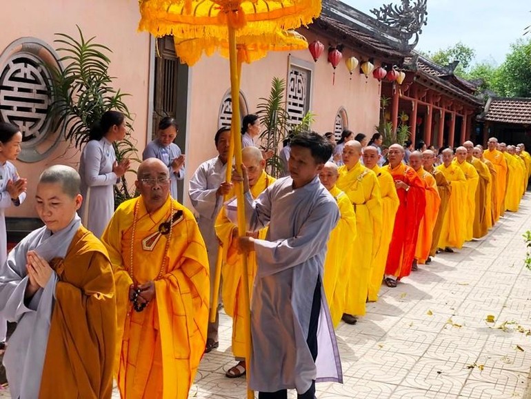 Cung nghinh chư tôn đức đến lễ đường chùa Diên Thọ 