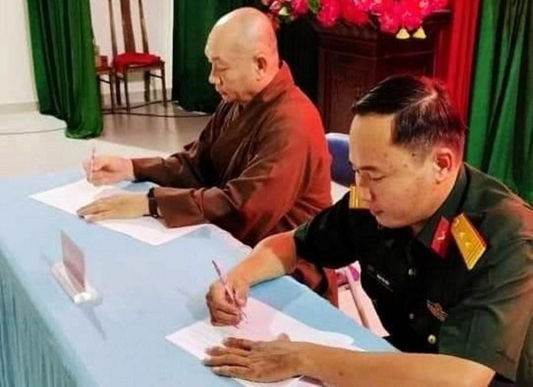 Trưởng Ban Trị sự Phật giáo quận 11 thực hiện lễ ký kết chương trình hành động cùng Ban Chỉ huy Quân sự quận 
