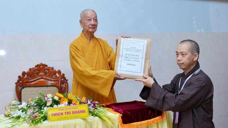 Trưởng lão Hòa thượng Viện trưởng trao bộ đề thi được niêm phong đến đại diện Hội đồng Tuyển sinh năm 2022 của Học viện Phật giáo VN tại TP.HCM
