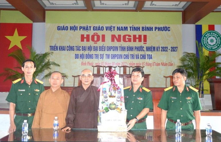 Thượng tá Đỗ Tiến Quyết tặng quà chúc mừng mùa Vu lan - Báo hiếu Phật lịch 2566