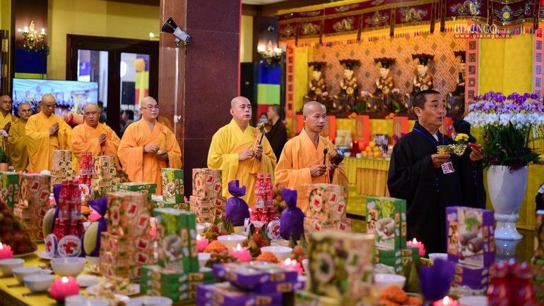 Chư tôn đức người Hoa thực hiện khóa lễ Đại khoa Mông sơn phổ thí tại Đại lễ kỳ siêu tại Việt Nam Quốc Tự