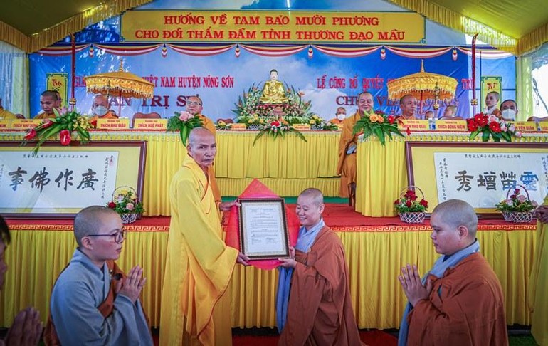 Hòa thượng Thích Hạnh Nhẫn trao quyết định bổ nhiệm trụ trì chùa Viên Quang đến Sư cô Thích nữ Hạnh Đoan