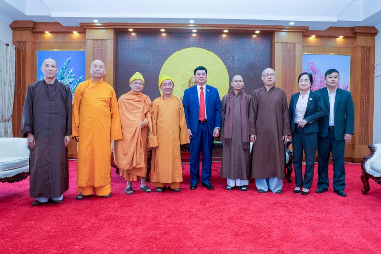 Chụp ảnh lưu niệm nhân chuyến thăm lãnh đạo Tỉnh ủy sau Đại hội Phật giáo tỉnh