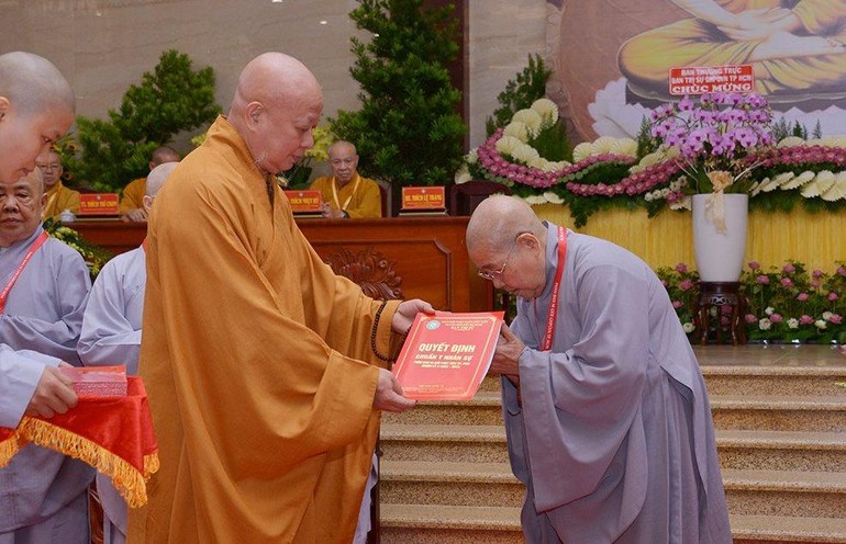 Hòa thượng Thích Lệ Trang trao quyết định đến Ni trưởng Thích nữ Từ Nhẫn, tân Trưởng Phân ban Ni giới TP.HCM nhiệm kỳ 2022-2027