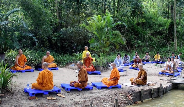 Chư Tăng, Phật tử thực tập thiền trong khóa tu "Sống ở chùa" tại khuôn viên thiền viện 