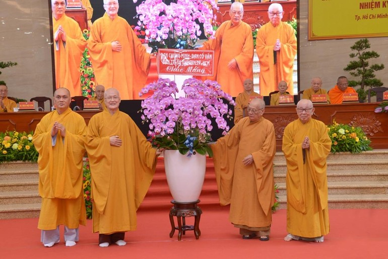 Chư tôn Ban Chứng minh, cố vấn trao hoa chúc mừng Ban Hướng dẫn Phật tử TP.HCM