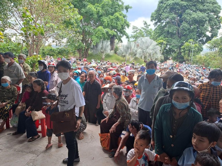 Đồng bào tập trung đón đoàn từ thiện tại chùa Thanh An, xã Bom Bo