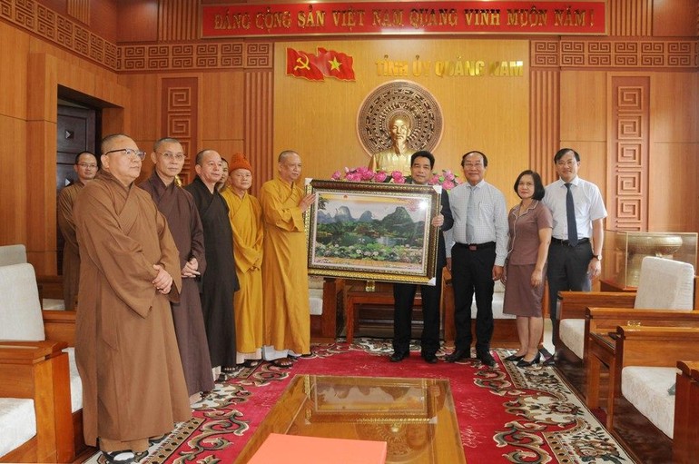 Tân Ban Trị sự Phật giáo tỉnh tặng quà lưu niệm đến ông Lê Văn Dũng nhân chuyến thăm