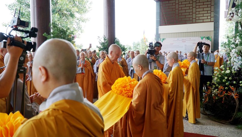 Đức Quyền Pháp chủ GHPGVN cắt băng khai mạc không gian văn hóa Phật giáo 