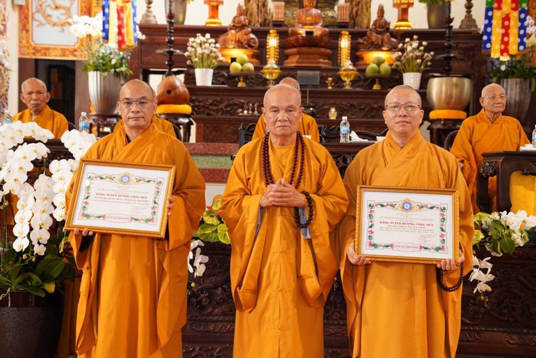 Hòa thượng Thích Minh Thông trao Bằng tuyên dương công đức đến chư tôn đức Ban Giám hiệu Trường Trung cấp Phật học tỉnh