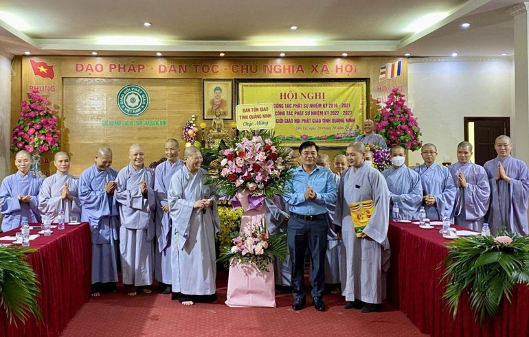 Lãnh đạo Ban Tôn giáo tỉnh tặng hoa chúc mừng hội nghị của Phân ban Ni giới tỉnh