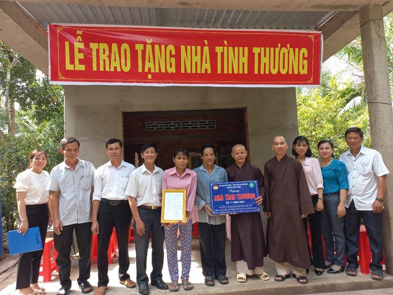 Ban Trị sự huyện Càng Long bàn giao nhà tình thương số 11 đến gia đình ông Trần Văn Khỏe