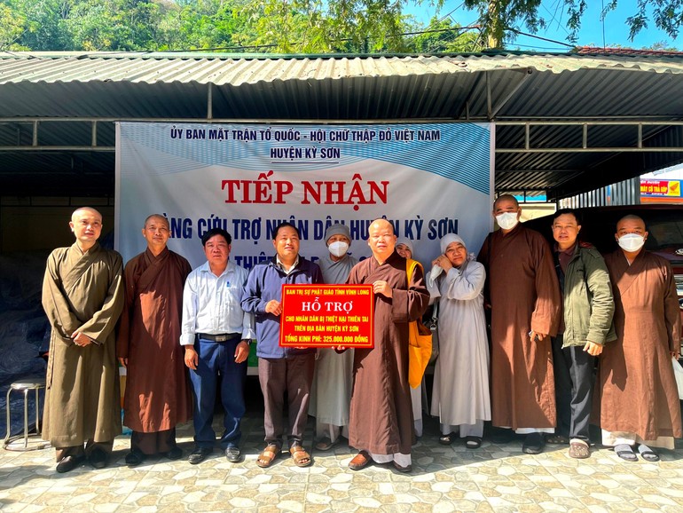 Ban Trị sự GHPGVN tỉnh Vĩnh Long hỗ trợ đồng bào bị lũ quét tại huyện Kỳ Sơn - Ảnh: Ban TT-TT Phật giáo VL