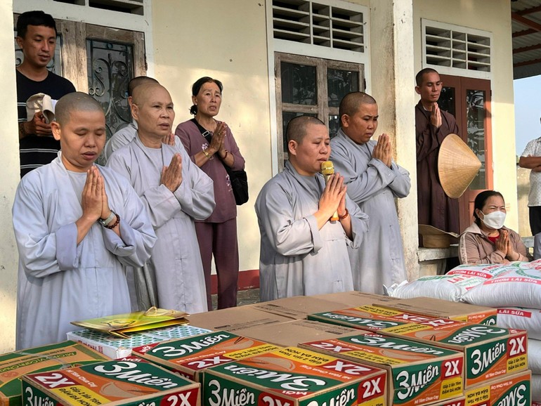 Ban Từ thiện - Xã hội Phật giáo TP.Vũng Tàu, chùa Từ Đàm động viên bà con vượt qua khó khăn