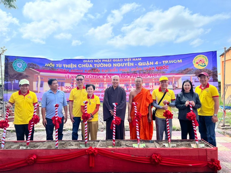 Đại đức Thích Minh Phú, cùng đại diện chùa Tăng Du khởi công 3 phòng học cho các vị sư sãi, học sinh người Khmer
