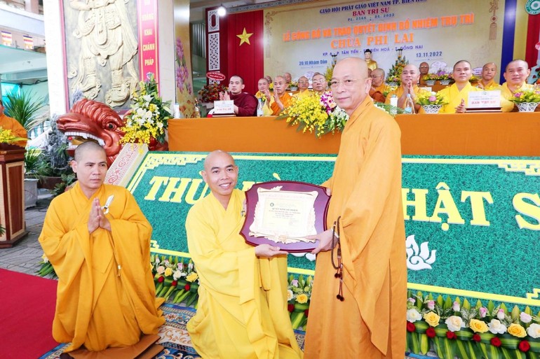 Thượng tọa Thích Huệ Khai trao quyết định bổ nhiệm trụ trì đến Đại đức chùa Phi Lai