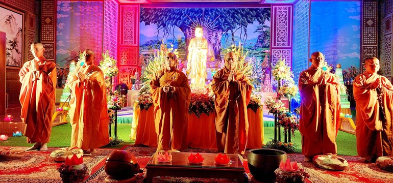 Chư Tăng thực hiện nghi thức niêm hương bạch Phật tại lễ hoa đăng