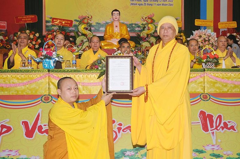 Hòa thượng Thích Phước Minh trao quyết định bổ nhiệm trụ trì chùa Tiên Kỳ cho Đại đức Thích Pháp Không