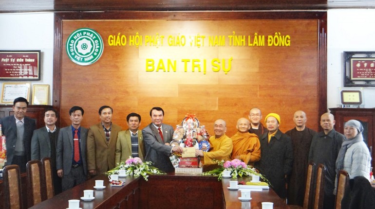 Ông Phạm S, Phó Chủ tịch UBND tỉnh tặng hoa chúc Tết chư tôn đức Ban Trị sự tỉnh