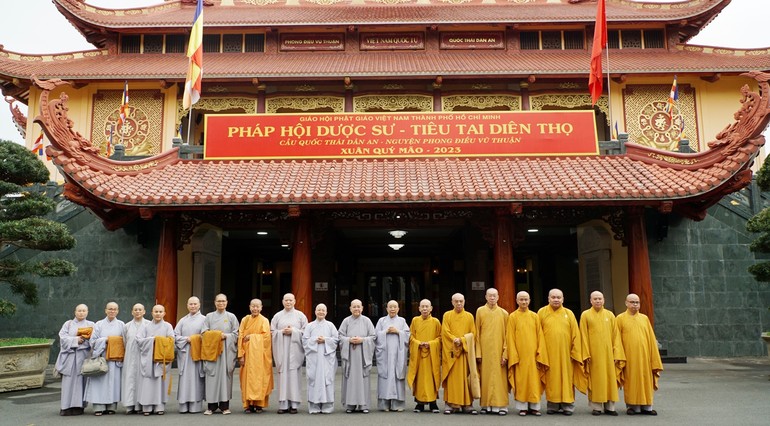 Đoàn Phân ban Ni giới Trung ương và Phân ban Ni giới TP.HCM chụp ảnh lưu niệm tại Việt Nam Quốc Tự