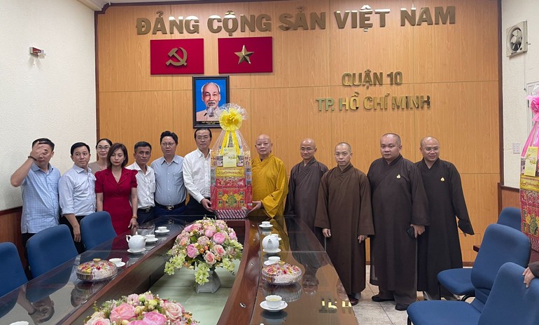 Hòa thượng Thích Lệ Trang chúc Tết đến lãnh đạo Quận ủy Quận 10