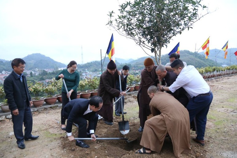  Đoàn lãnh đạo tỉnh Hà Giang trồng cây lưu niệm tại trụ sở Ban Trị sự tỉnh - chùa Thiên Ân