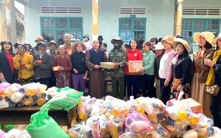 Bình Định: Tổ đình Minh Tịnh trao quà đến đồng bào dân tộc khó khăn tại tỉnh Gia Lai