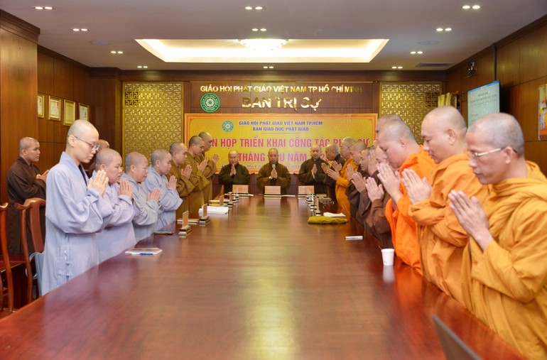 Chư tôn đức Tăng Ni niệm Phật cầu gia hộ trước buổi họp