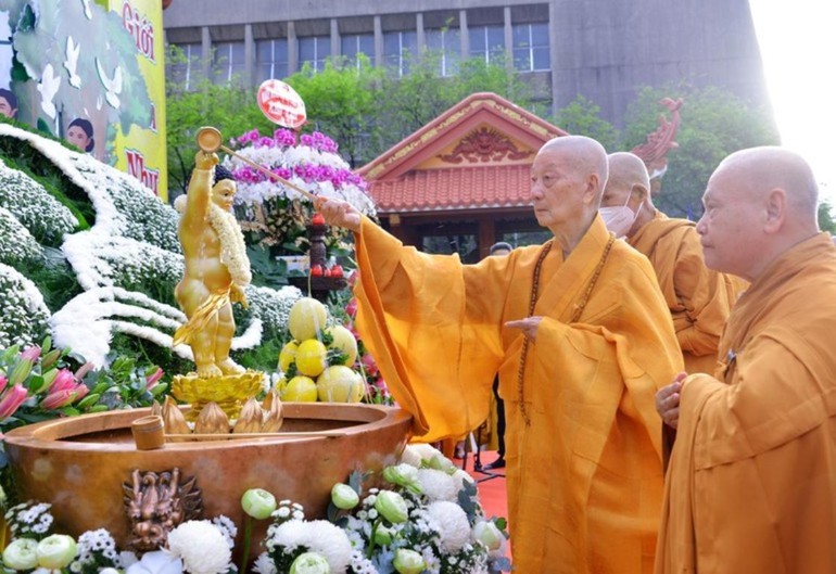 Đức Pháp chủ GHPGVN, Hòa thượng Chủ tịch Hội đồng Trị sự tại lễ Tắm Phật mở đầu Tuần Phật đản Phật lịch 2566 tại TP.HCM