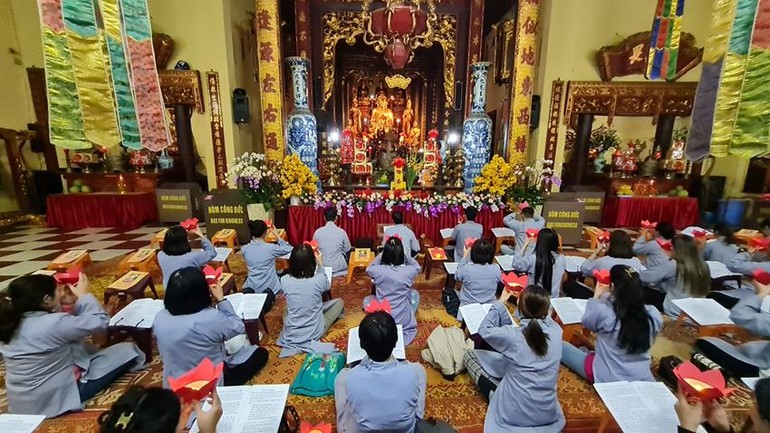 Thanh thiếu niên Phật tử Quán Sứ dâng hoa đăng