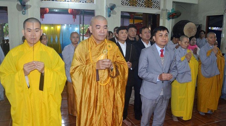 Niêm hương Tam bảo tại chánh điện niệm Phật đường Phúc Lộc