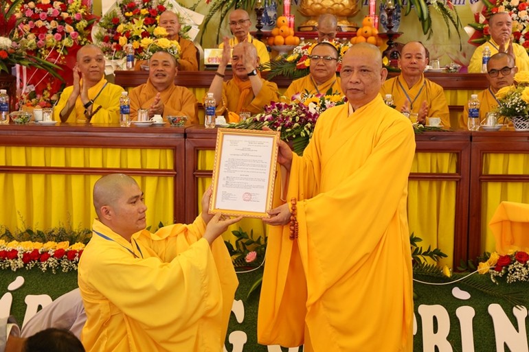 Hòa thượng Thích Phước Minh trao quyết định bổ nhiệm trụ trì đến Đại đức Thích Quảng Hà