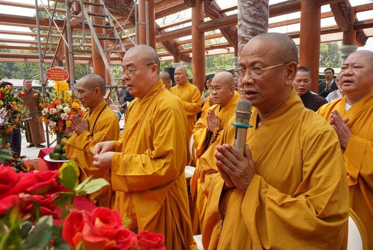 Chư tôn đức cầu nguyện lễ thượng lương Mẫu đường chùa Minh Ngộ