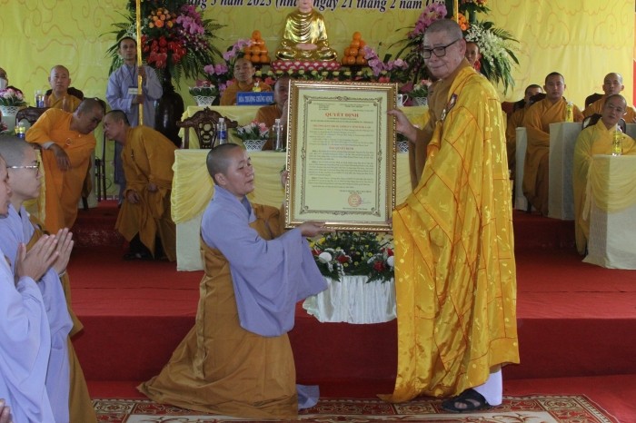 Hòa thượng Thích Châu Quang trao quyết định đến bổ nhiệm đến Sư cô Thích nữ Đạo Pháp