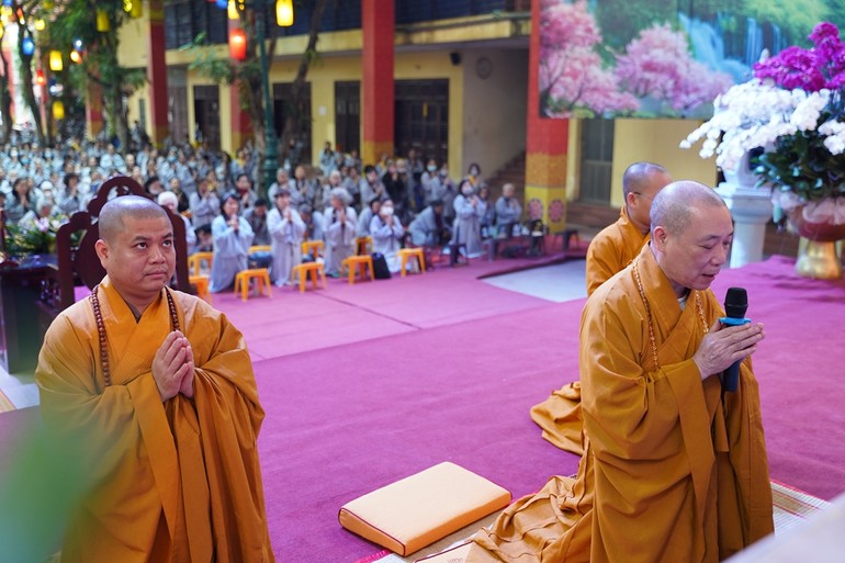 Hòa thượng Thích Bảo Nghiêm cử hành nghi thức bạch Phật