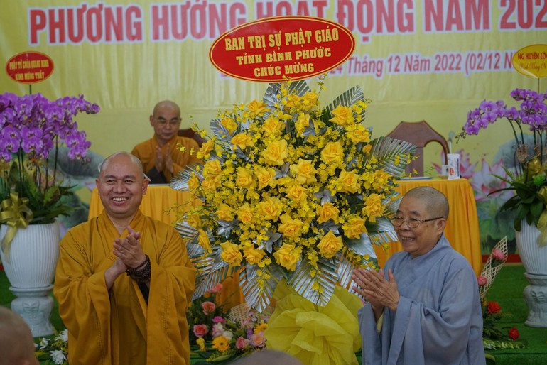 Thượng tọa Thích Đức Thiện, Trưởng ban Trị sự tỉnh Bình Phước tặng hoa chúc mừng Phân ban Ni giới tỉnh