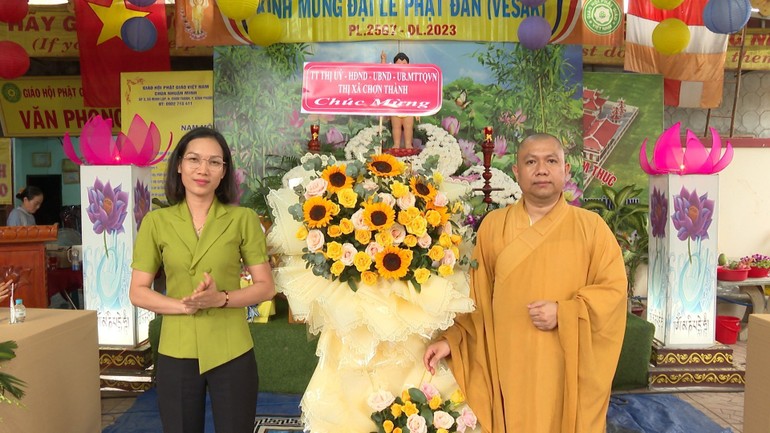 Bà Nguyễn Thị Hải Vân tặng lẵng hoa chúc mừng Đại lễ Phật đản tại chùa Nhuận Minh