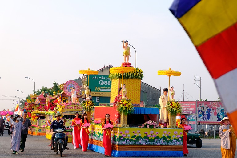 Xe hoa cung rước Đức Phật đản sinh của Ban Trị sự Phật giáo tỉnh