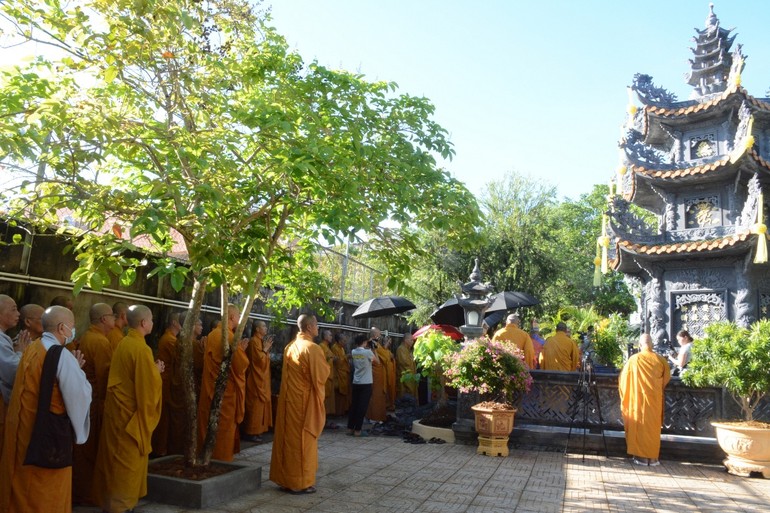 Tưởng niệm tại bảo tháp cố Hòa thượng Thích Huệ Hà trong khuôn viên chùa Long Phước