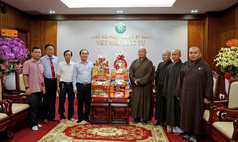Lãnh đạo Quận ủy Q.Tân Bình tặng hoa chúc mừng Phật đản đến lãnh đạo Ban Trị sự GHPGVN TP.HCM