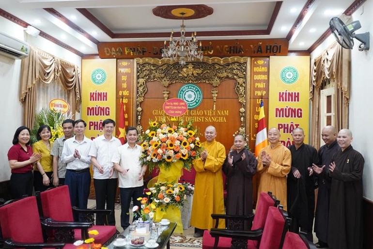 Đoàn lãnh đạo UBND tỉnh Vĩnh Phúc tặng hoa chúc mừng lãnh đạo Hội đồng Trị sự