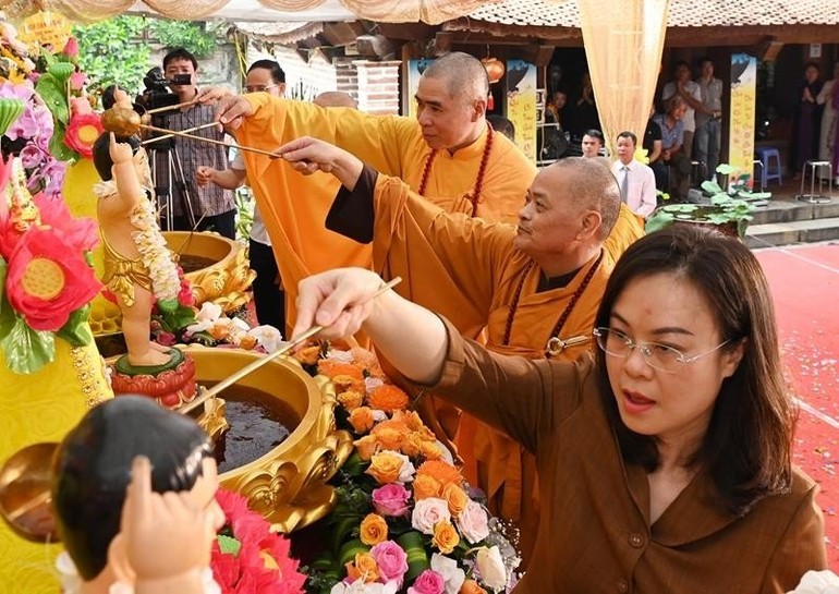 Chư tôn đức, khách quý thực hiện nghi thức Tắm Phật