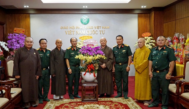 Đại tá Nguyễn Thanh Phong tặng hoa chúc mừng Phật đản đến chư tôn đức Ban Trị sự GHPGVN TP.HCM