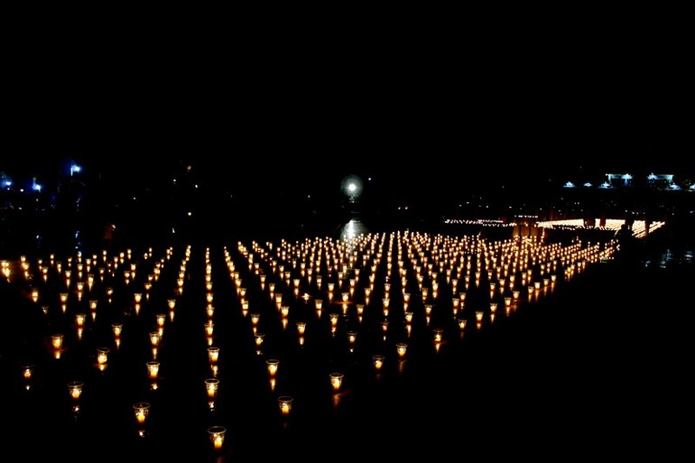Lễ hội cúng đèn vào ngày Rằm tháng Tư theo truyền thống của thiền viện Phước Sơn