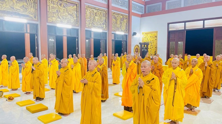 Chư Tăng Ban Trị sự GHPGVN tỉnh đảnh lễ Tam bảo tại chánh điện chùa Tỉnh Hội